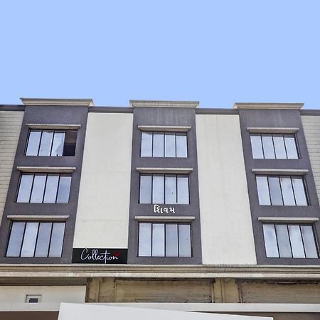 Collection O Laxmi Kuber Hotel Utran Exterior photo