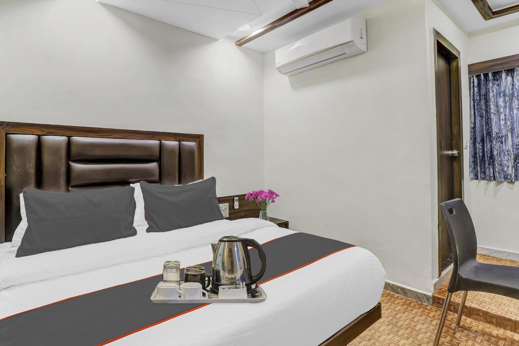 Collection O Laxmi Kuber Hotel Utran Exterior photo