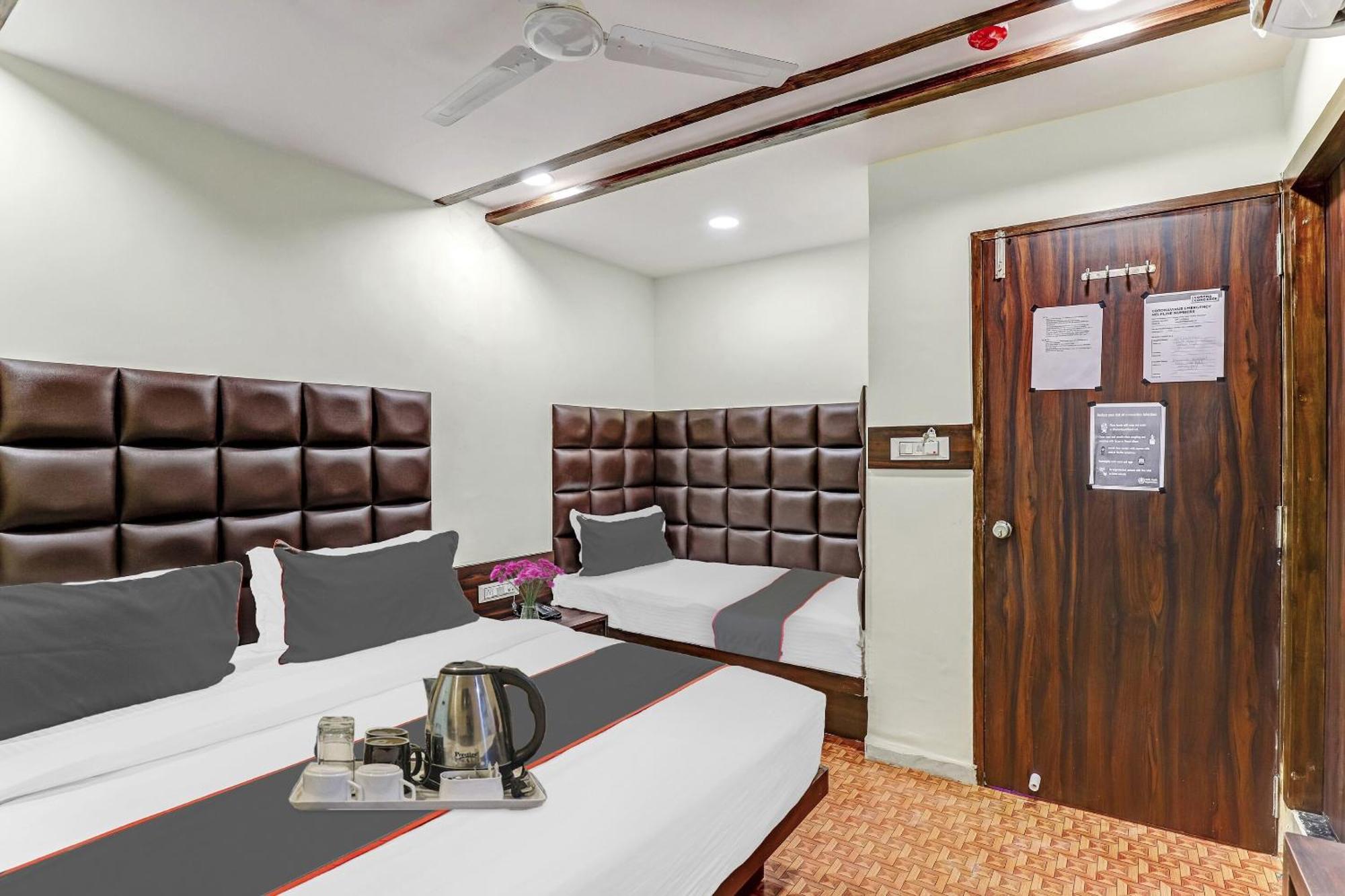 Collection O Laxmi Kuber Hotel Utran Exterior photo