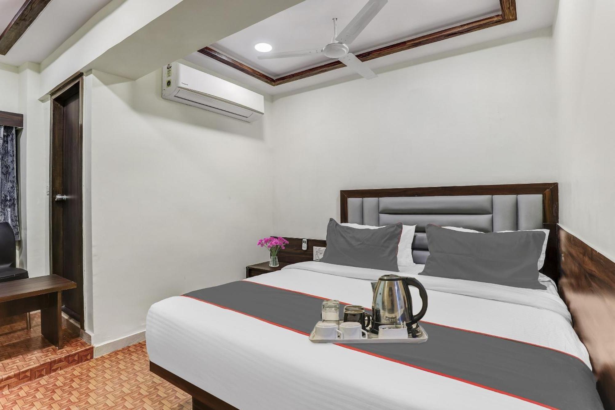 Collection O Laxmi Kuber Hotel Utran Exterior photo