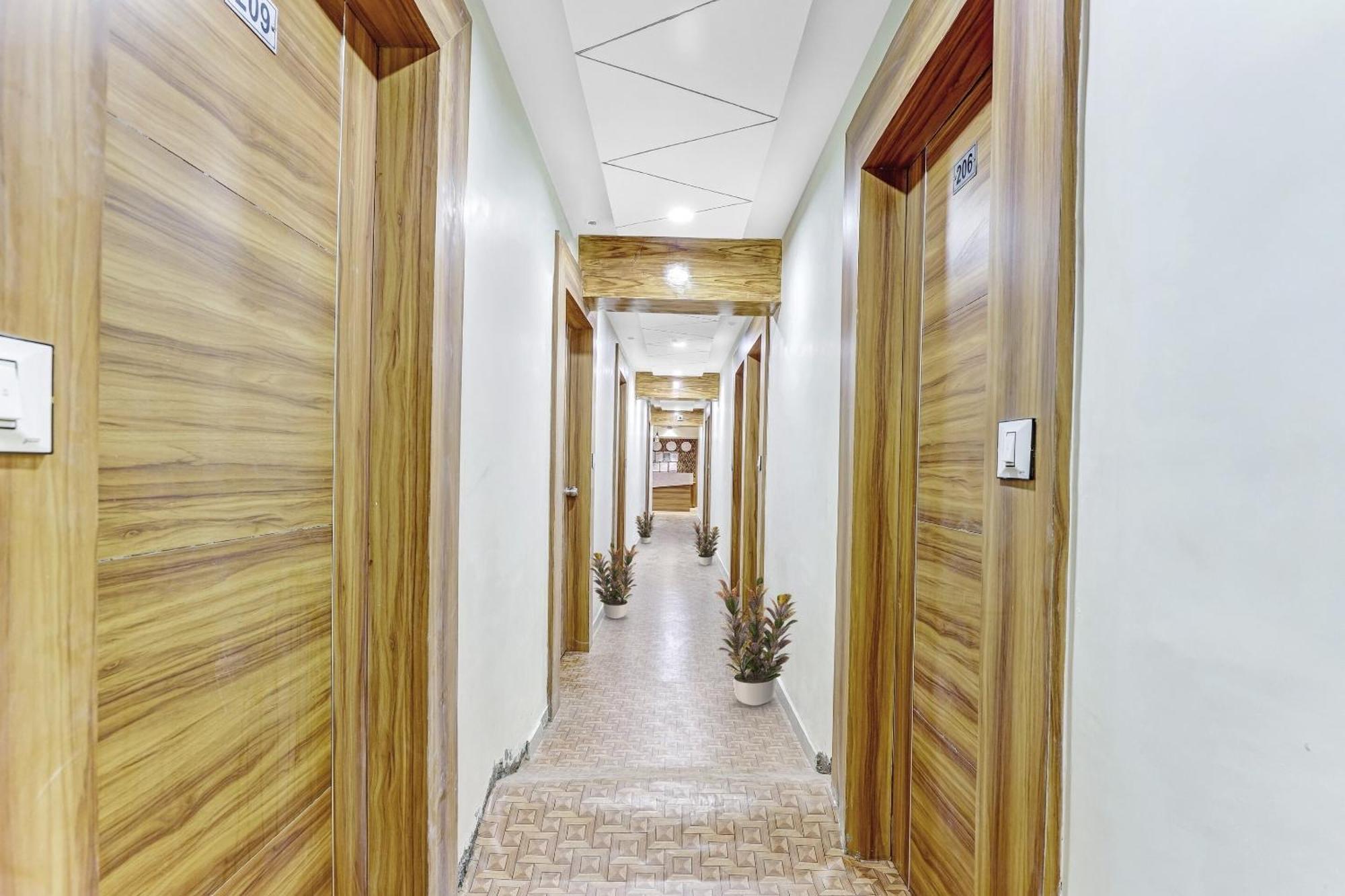 Collection O Laxmi Kuber Hotel Utran Exterior photo