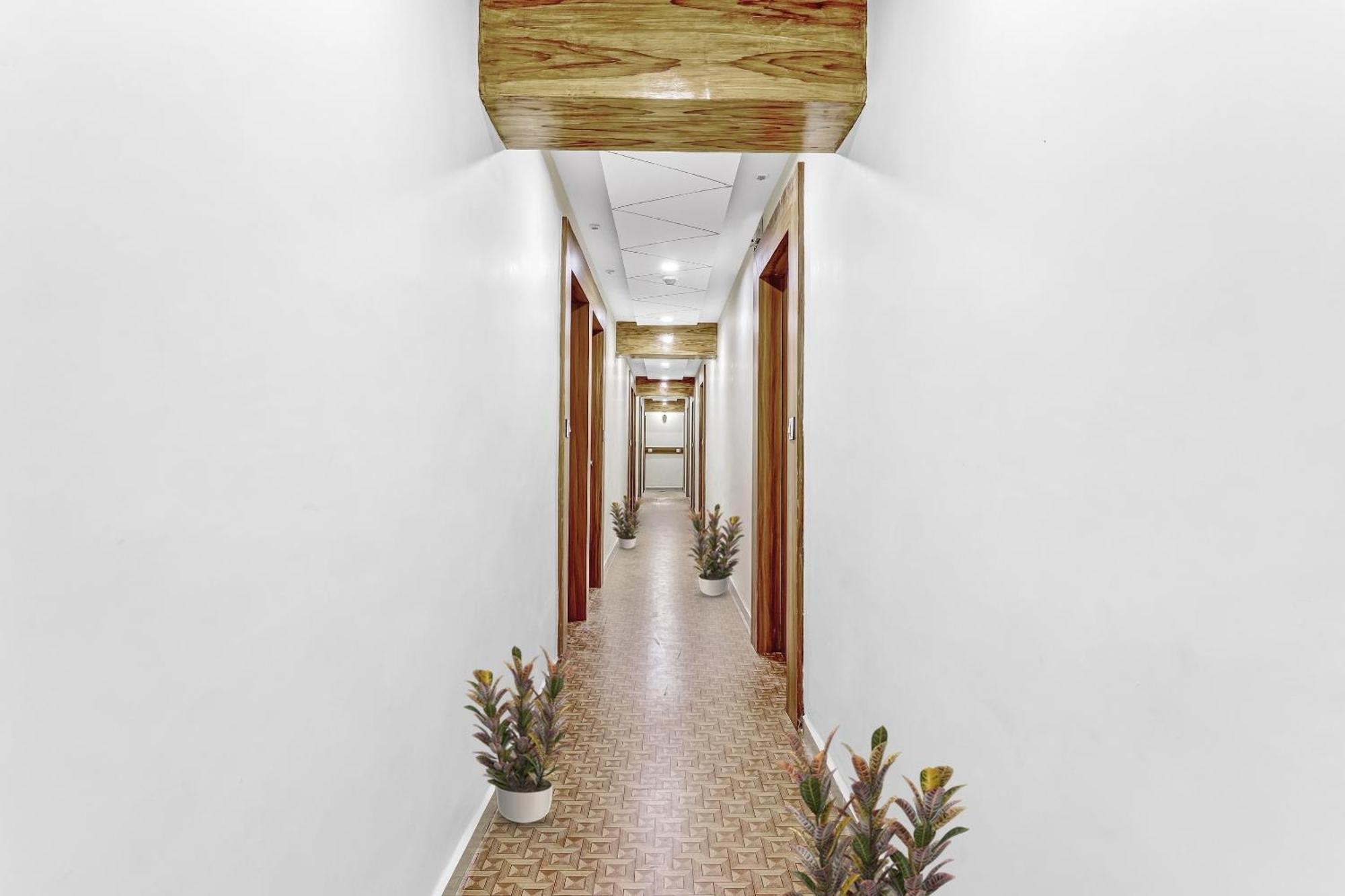 Collection O Laxmi Kuber Hotel Utran Exterior photo